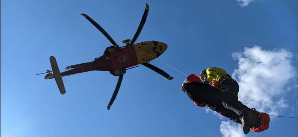 Un base jumper finisce tra gli alberi e cade dalla pianta: un altro sportivo sente le urla e lancia l'allarme